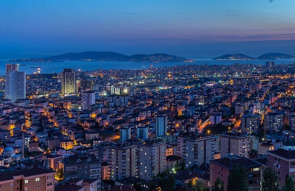  Районы Малтепе, Картал и Пендик у Мраморного моря